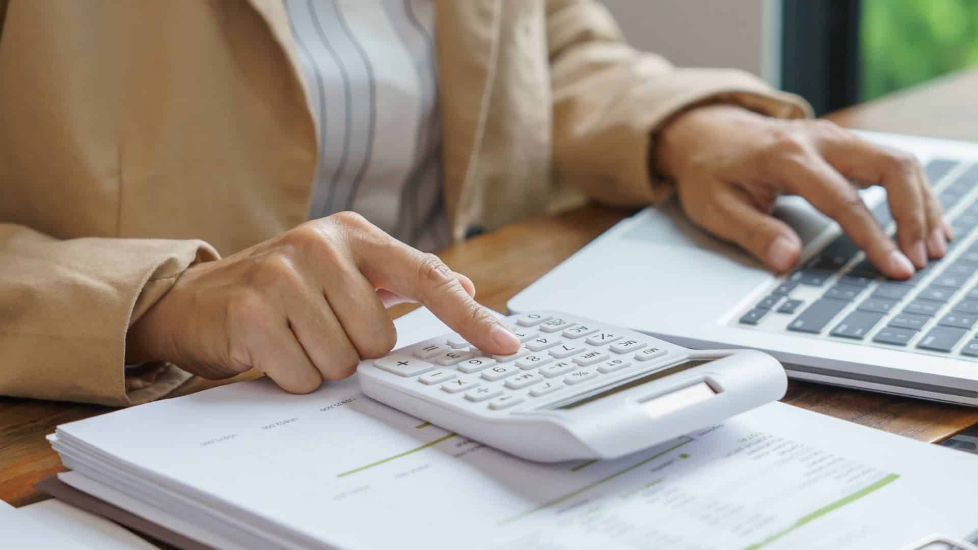Jóvenes comprando su primera vivienda con el Préstamo Emancipación en Cataluña