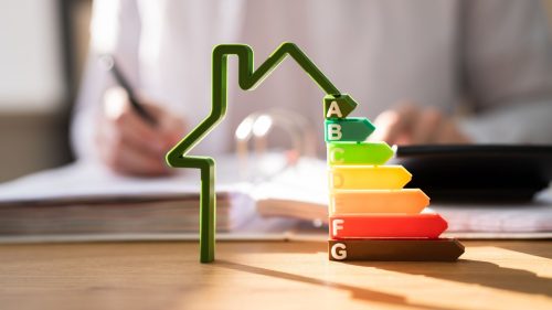 Certificado energético de una vivienda junto a documentación hipotecaria