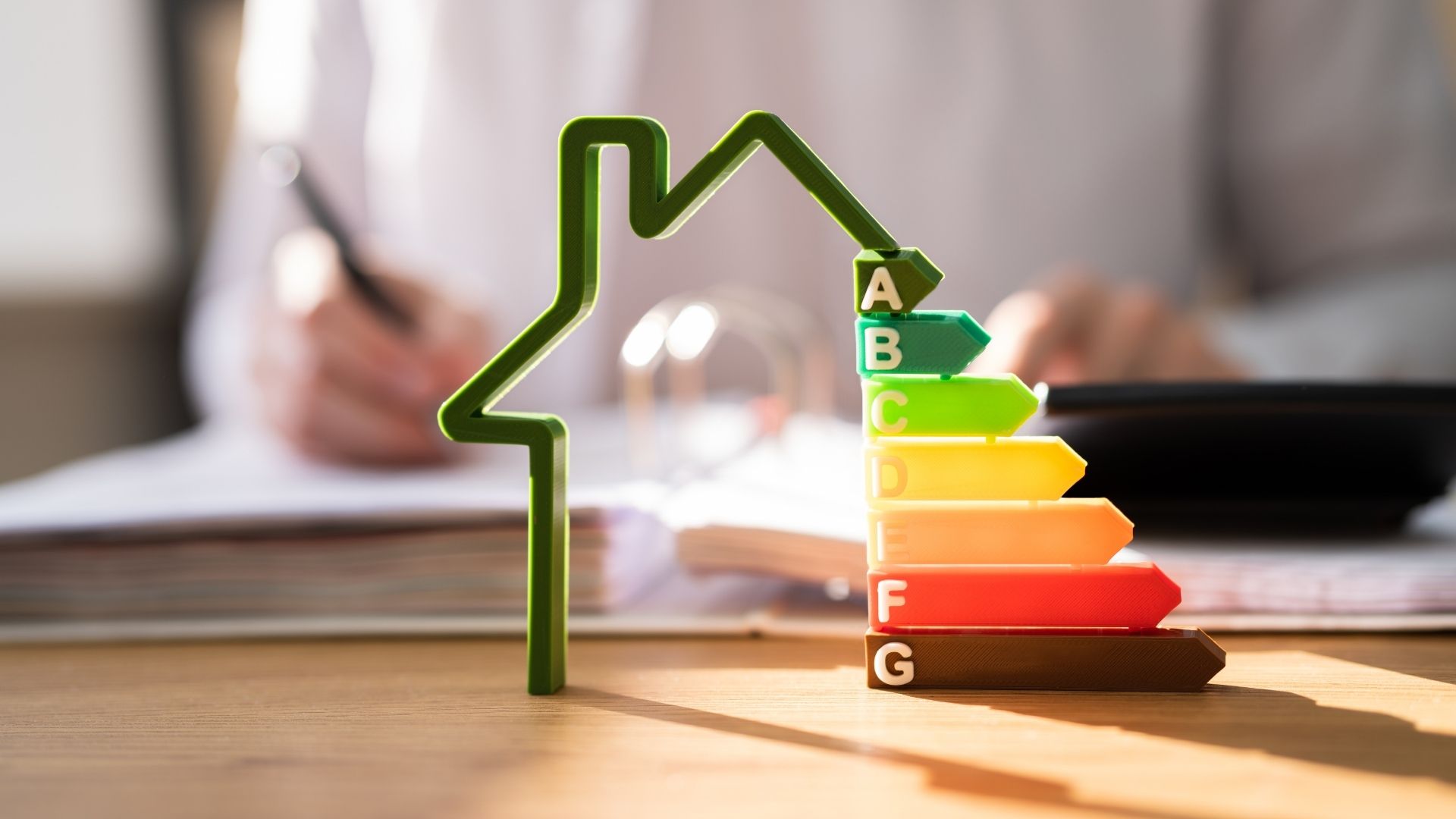 Certificado energético de una vivienda junto a documentación hipotecaria
