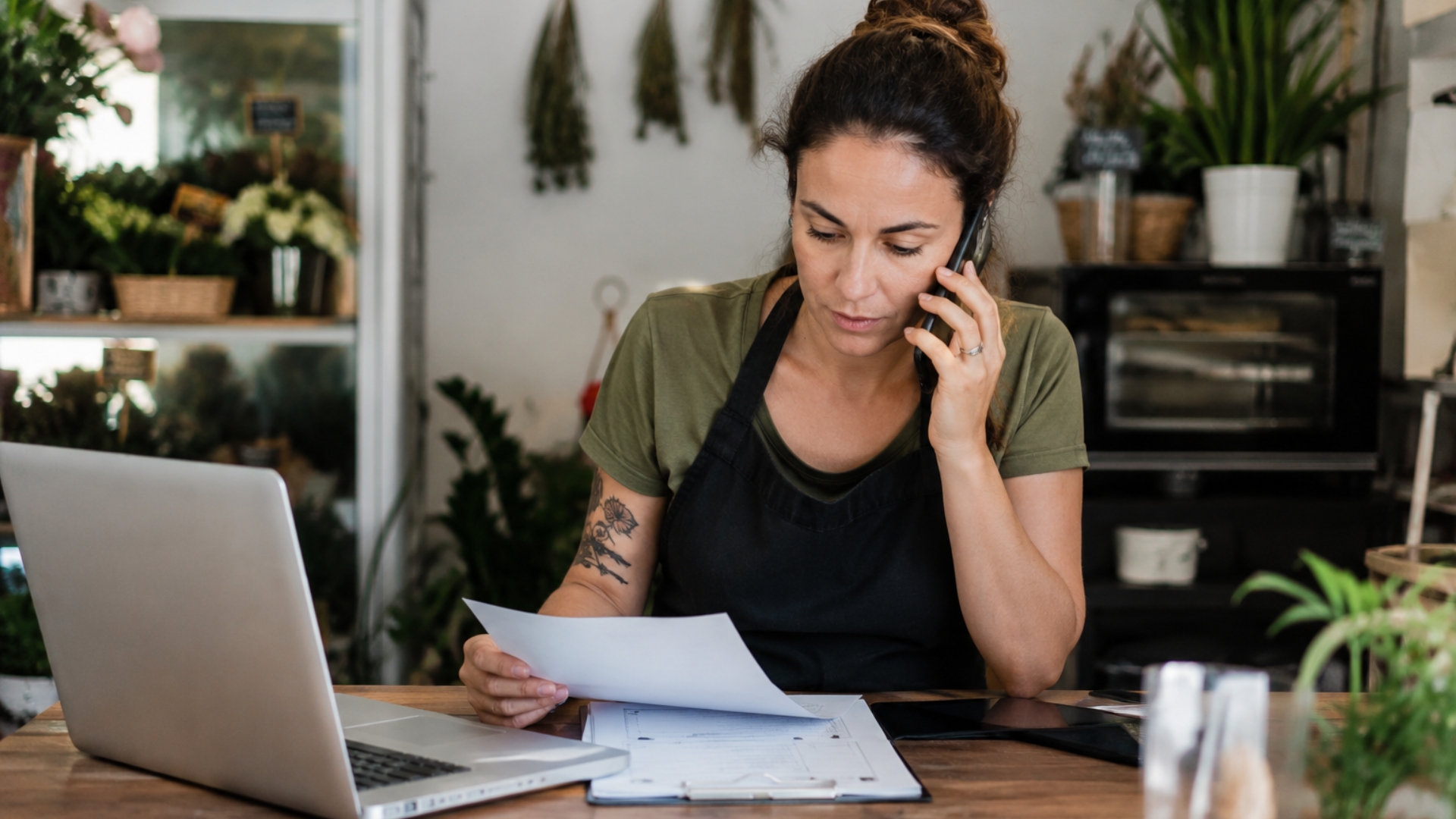 Autónomo preparando la solicitud de una hipoteca para comprar vivienda