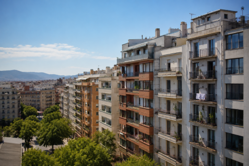 Pareja analizando la compra de una vivienda con un asesor hipotecario ante la evolución del mercado inmobiliario en España