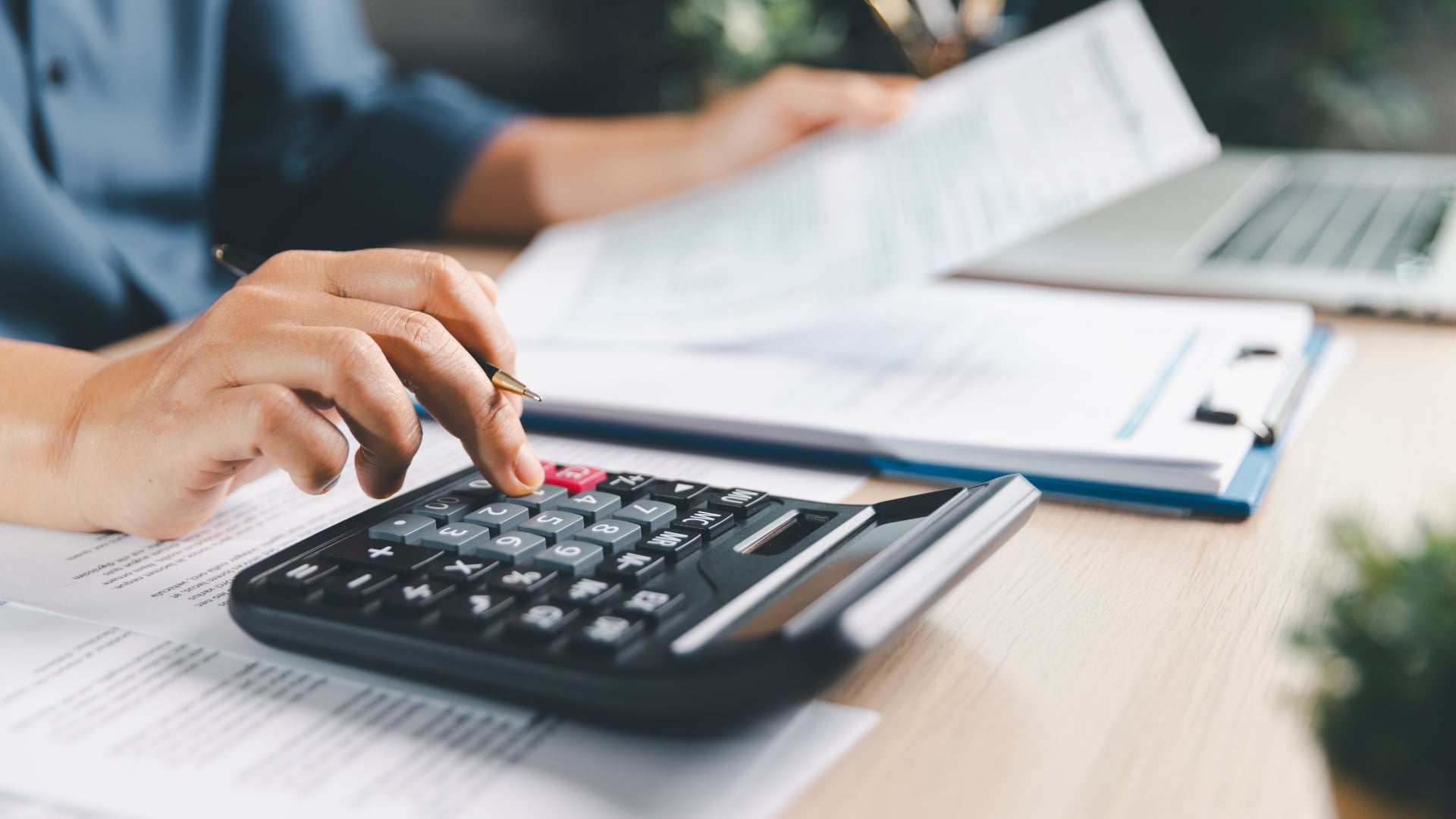 Persona revisando la declaración de la renta para aplicar la deducción de una hipoteca anterior a 2013 y ahorrar hasta 1.356 euros