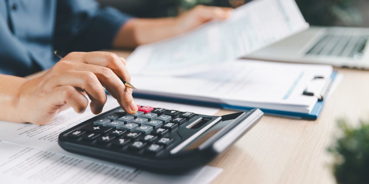 Persona revisando la declaración de la renta para aplicar la deducción de una hipoteca anterior a 2013 y ahorrar hasta 1.356 euros