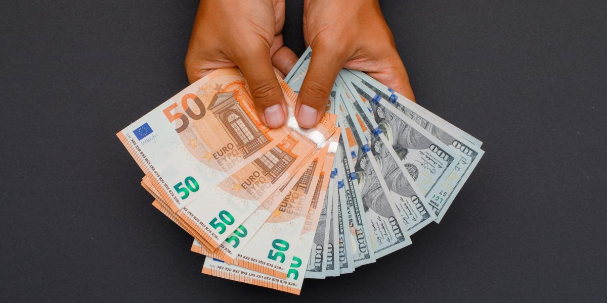 manos-sosteniendo-billetes