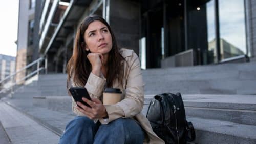 Joven trabajador analizando las opciones para conseguir una hipoteca