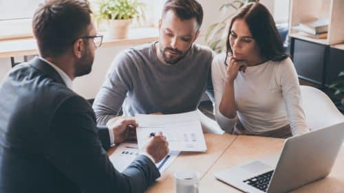 bróker hipotecario comparando opciones de financiación con un cliente