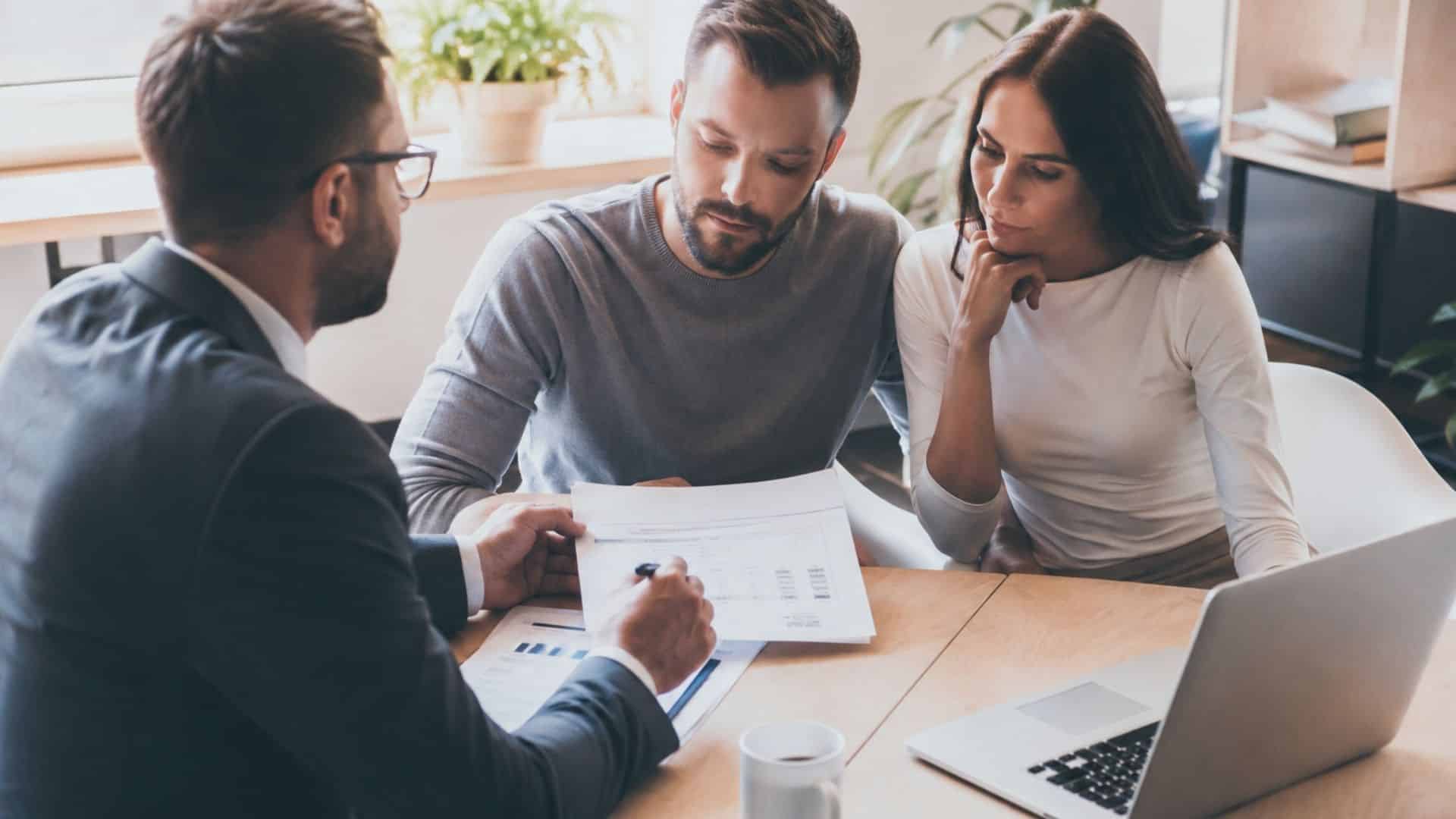 bróker hipotecario comparando opciones de financiación con un cliente